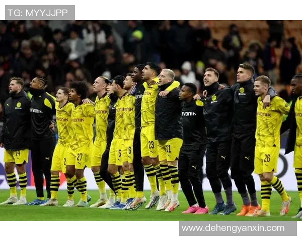 足球巨星欢庆时刻激情开香槟展现冠军风采尽显辉煌荣耀