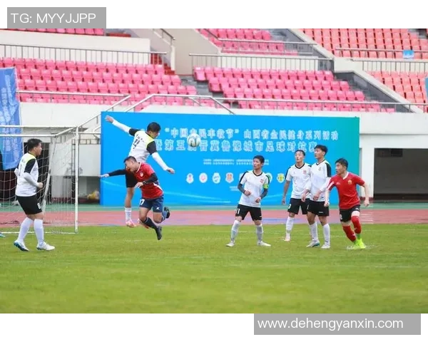 足球球星激情唱响国歌展现体育精神与爱国情怀